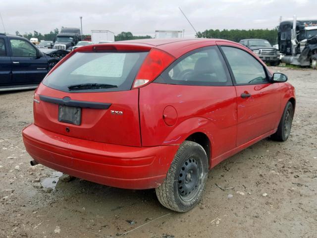 3FAFP31N35R145614 - 2005 FORD FOCUS ZX3 RED photo 4