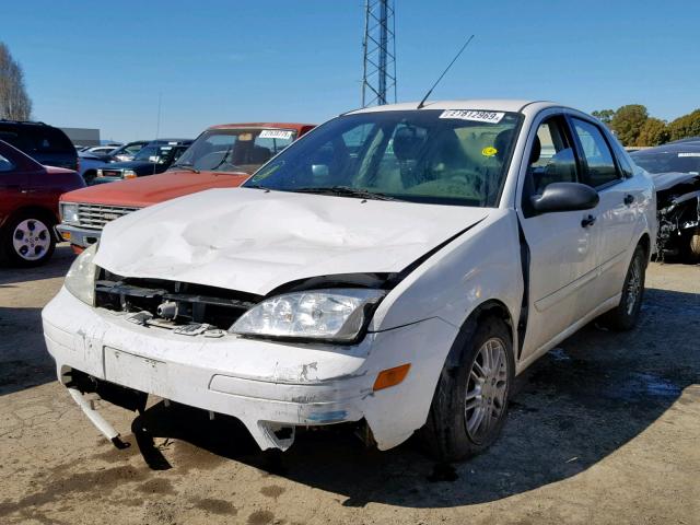 1FAFP34NX5W224660 - 2005 FORD FOCUS ZX4 WHITE photo 2