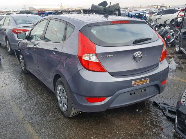 KMHCT5AE1HU347090 - 2017 HYUNDAI ACCENT SE GRAY photo 3