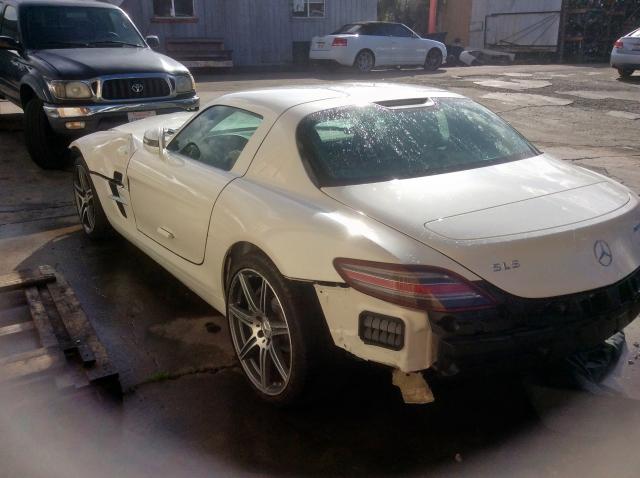 WDDRJ7HA7BA005581 - 2011 MERCEDES-BENZ SLS AMG WHITE photo 3