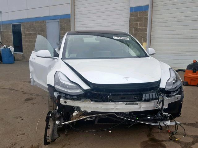 5YJ3E1EB9JF054690 - 2018 TESLA MODEL 3 WHITE photo 9