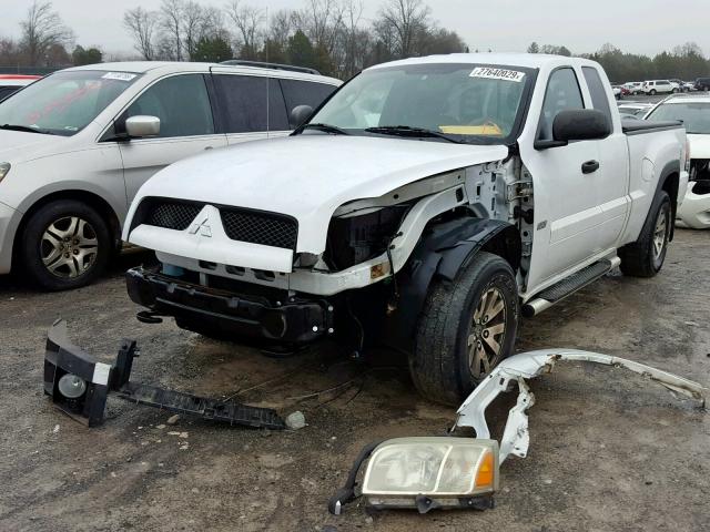 1Z7HC32N36S537936 - 2006 MITSUBISHI RAIDER DUR WHITE photo 2