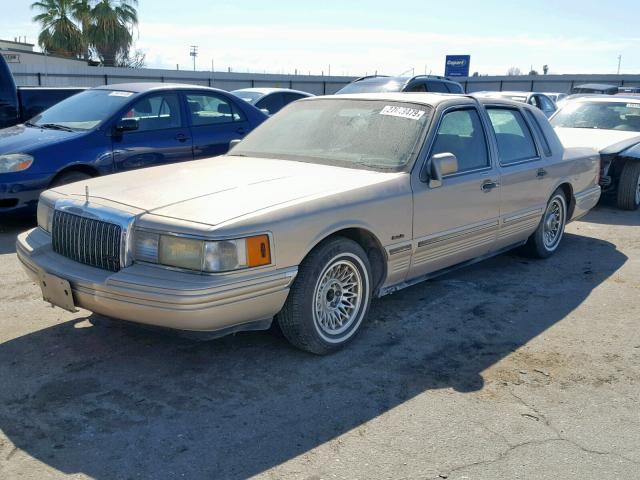 1LNLM81W1VY611128 - 1997 LINCOLN TOWN CAR GOLD photo 2