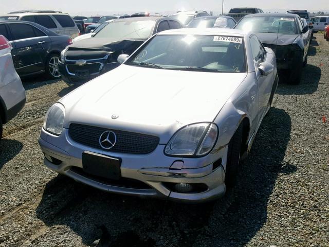 WDBKK66FX2F264052 - 2002 MERCEDES-BENZ SLK 32 AMG SILVER photo 2