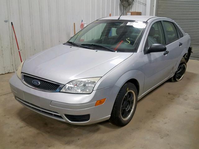 1FAFP34N07W190070 - 2007 FORD FOCUS ZX4 SILVER photo 2