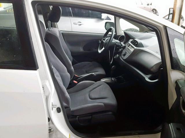 JHMGE8H3XDC011460 - 2013 HONDA FIT WHITE photo 5