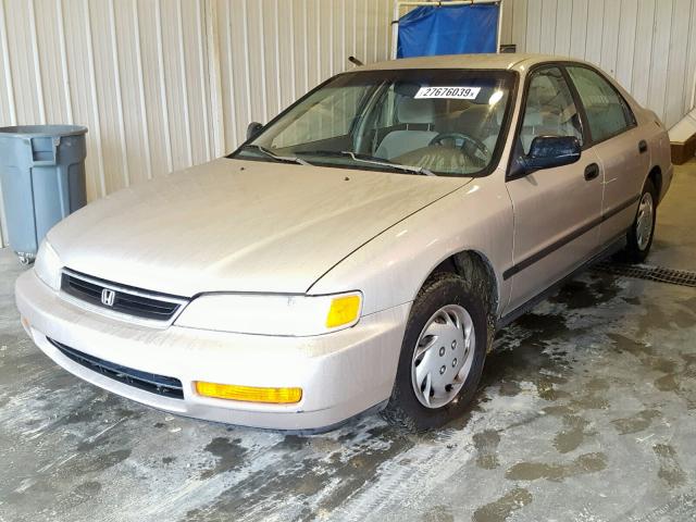 1HGCD562XTA016455 - 1996 HONDA ACCORD DX BEIGE photo 2