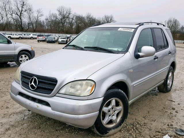 4JGAB54E6YA215725 - 2000 MERCEDES-BENZ ML 320 SILVER photo 2