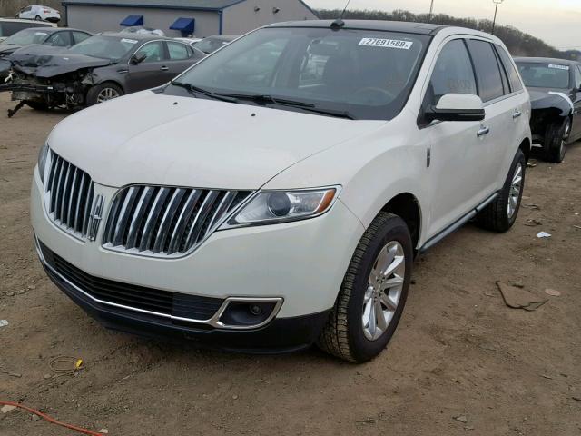 2LMDJ8JK2DBL17196 - 2013 LINCOLN MKX WHITE photo 2