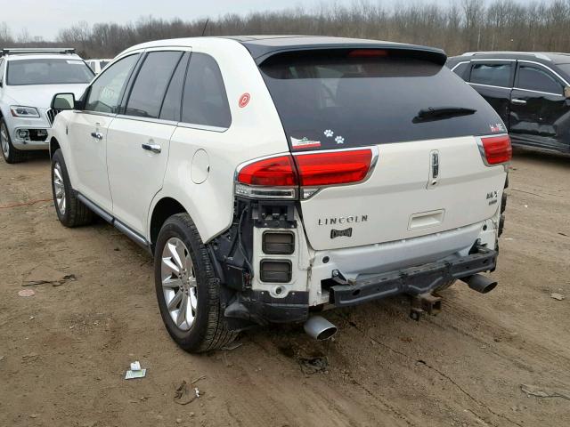 2LMDJ8JK2DBL17196 - 2013 LINCOLN MKX WHITE photo 3