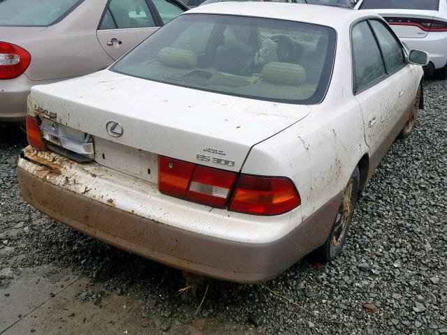 JT8BF28G0X5064264 - 1999 LEXUS ES 300 WHITE photo 4