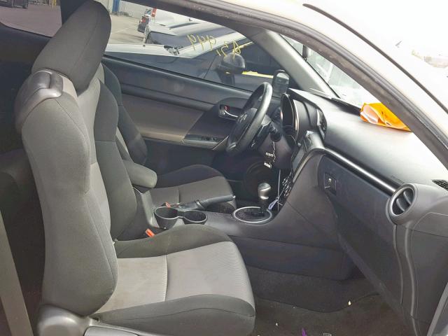 JTKJF5C77GJ024835 - 2016 TOYOTA SCION TC WHITE photo 5