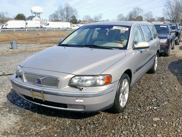 YV1SW58D821175387 - 2002 VOLVO V70 2.4T GOLD photo 2