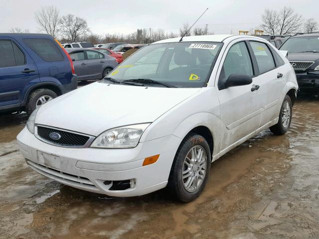 1FAFP34N27W158852 - 2007 FORD FOCUS ZX4 WHITE photo 2