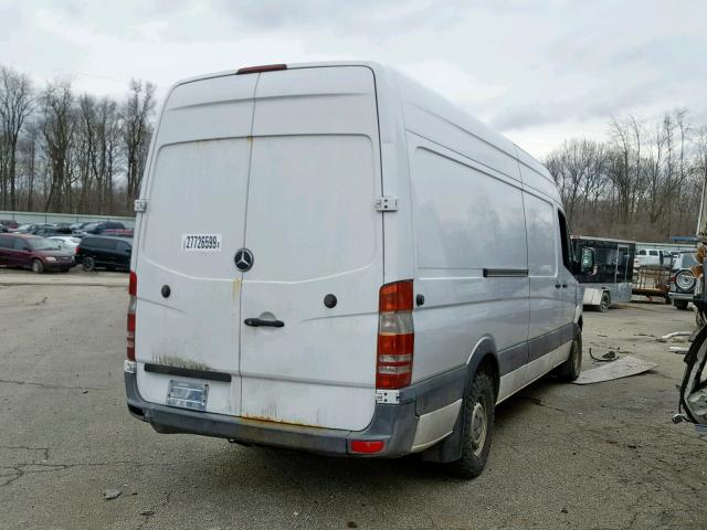 WD3PE8CC9A5458171 - 2010 MERCEDES-BENZ SPRINTER 2 WHITE photo 4