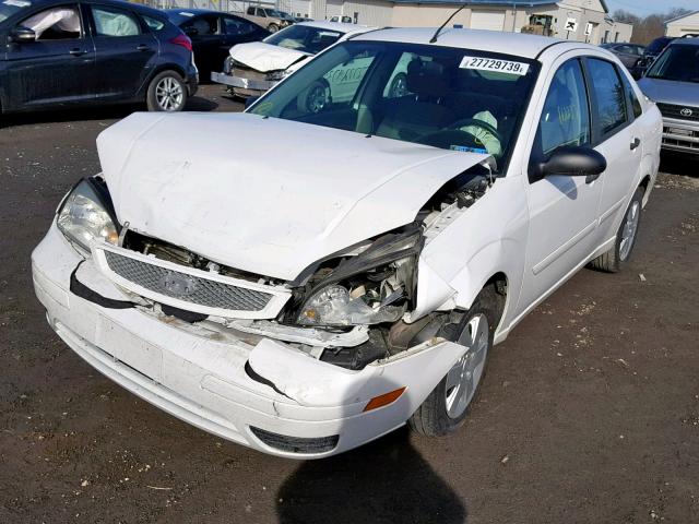 1FAHP34N26W204820 - 2006 FORD FOCUS ZX4 WHITE photo 2