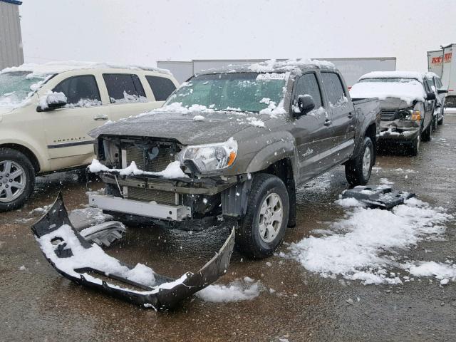 5TFJX4GN2FX048155 - 2015 TOYOTA TACOMA GOLD photo 2