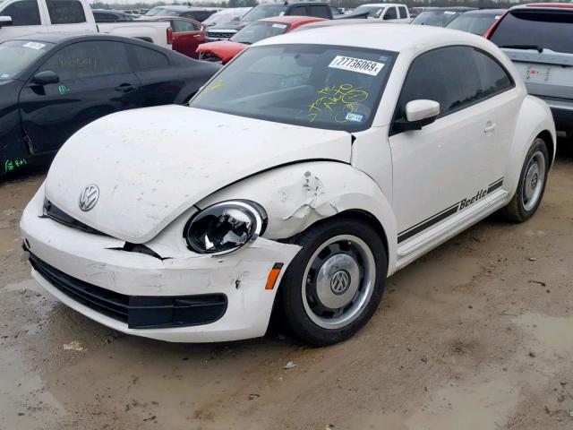 3VWJX7AT4CM645640 - 2012 VOLKSWAGEN BEETLE WHITE photo 2