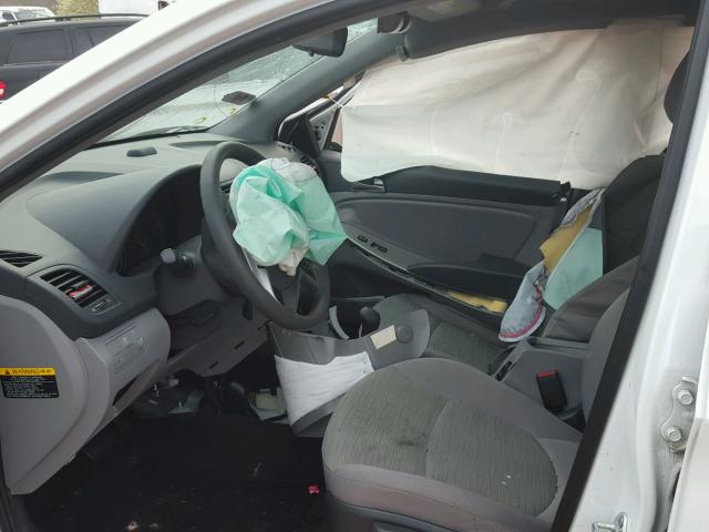 KMHCT4AE1GU084527 - 2016 HYUNDAI ACCENT SE WHITE photo 5