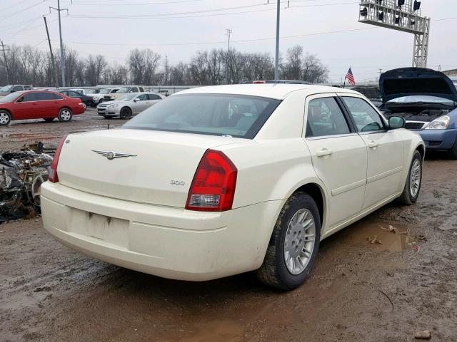 2C3JA43RX5H552051 - 2005 CHRYSLER 300 WHITE photo 4