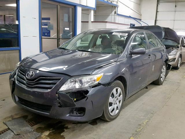4T1BF3EK1AU033369 - 2010 TOYOTA CAMRY BASE GRAY photo 2