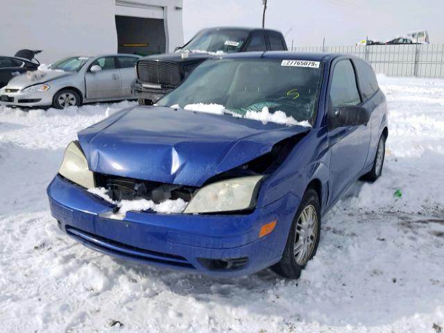 3FAFP31N25R114189 - 2005 FORD FOCUS ZX3 BLUE photo 2