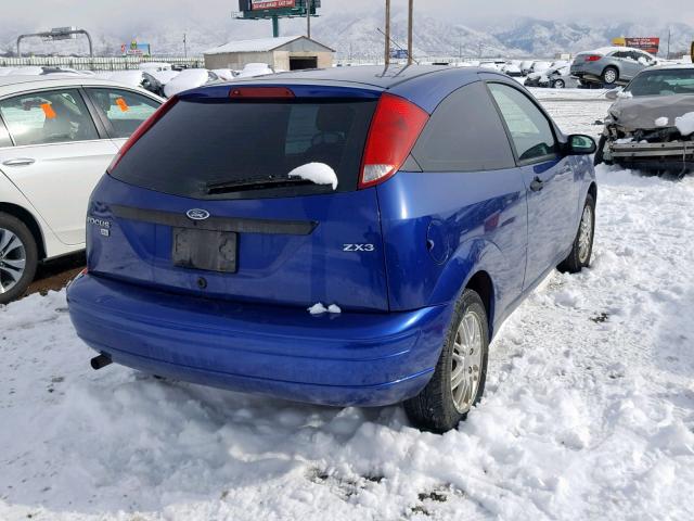 3FAFP31N25R114189 - 2005 FORD FOCUS ZX3 BLUE photo 4