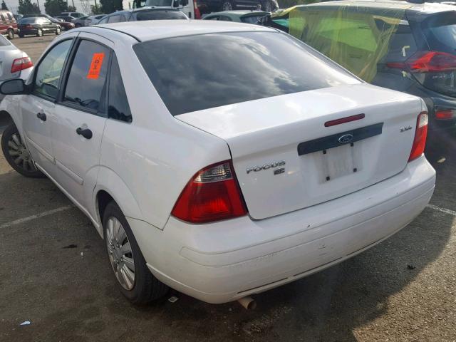 1FAFP34N45W252146 - 2005 FORD FOCUS ZX4 WHITE photo 3