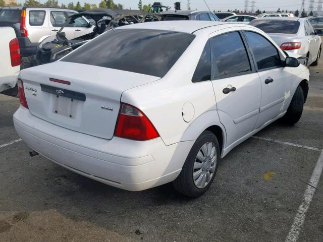 1FAFP34N45W252146 - 2005 FORD FOCUS ZX4 WHITE photo 4