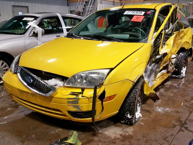 1FAFP31N47W179240 - 2007 FORD FOCUS ZX3 YELLOW photo 2