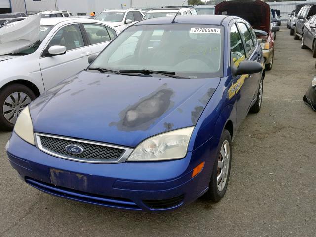 3FAHP37N25R111910 - 2005 FORD FOCUS ZX5 BLUE photo 2