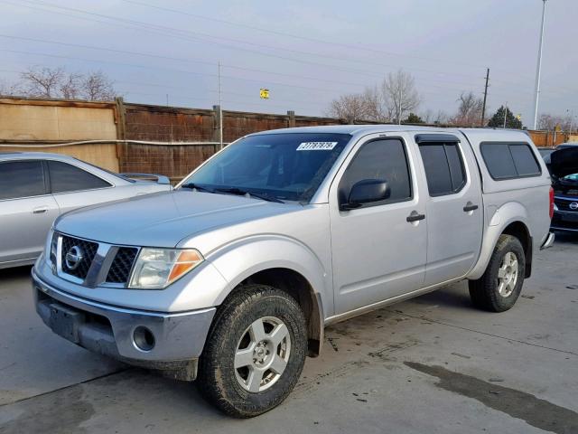 1N6AD07WX6C460077 - 2006 NISSAN FRONTIER C SILVER photo 2