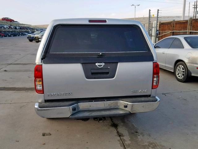 1N6AD07WX6C460077 - 2006 NISSAN FRONTIER C SILVER photo 9