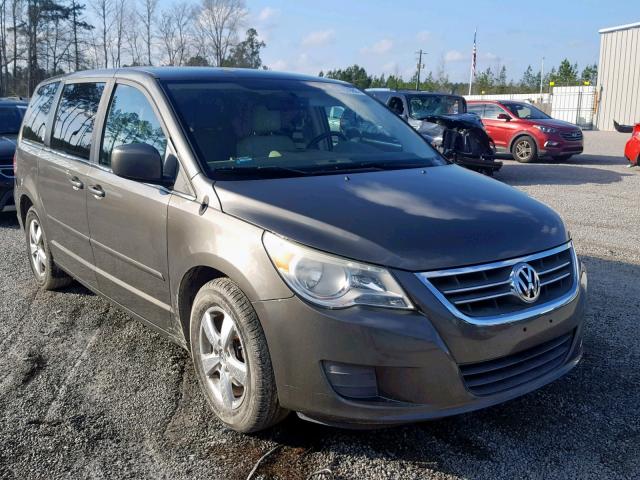 2V4RW3D12AR295111 - 2010 VOLKSWAGEN ROUTAN SE GRAY photo 1