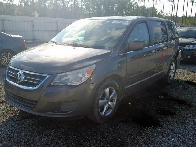 2V4RW3D12AR295111 - 2010 VOLKSWAGEN ROUTAN SE GRAY photo 2