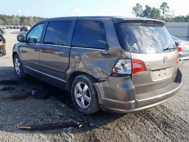 2V4RW3D12AR295111 - 2010 VOLKSWAGEN ROUTAN SE GRAY photo 3