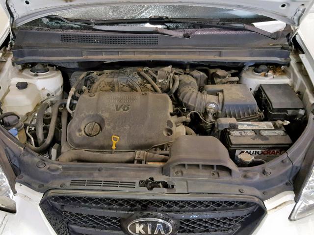 KNAFG526897251581 - 2009 KIA RONDO LX WHITE photo 7