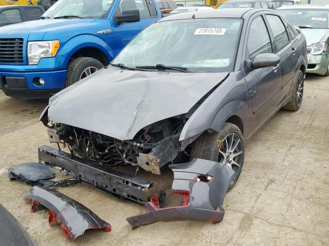 1FAFP38ZX5W109795 - 2005 FORD FOCUS ZX4 GRAY photo 2