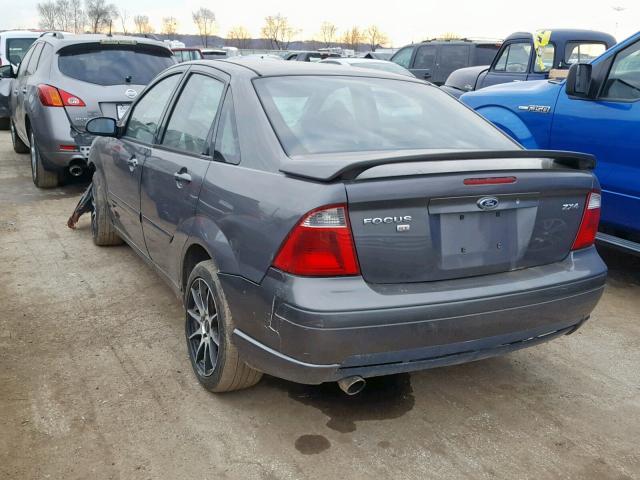 1FAFP38ZX5W109795 - 2005 FORD FOCUS ZX4 GRAY photo 3