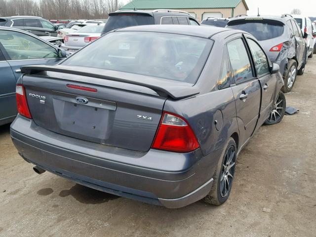 1FAFP38ZX5W109795 - 2005 FORD FOCUS ZX4 GRAY photo 4