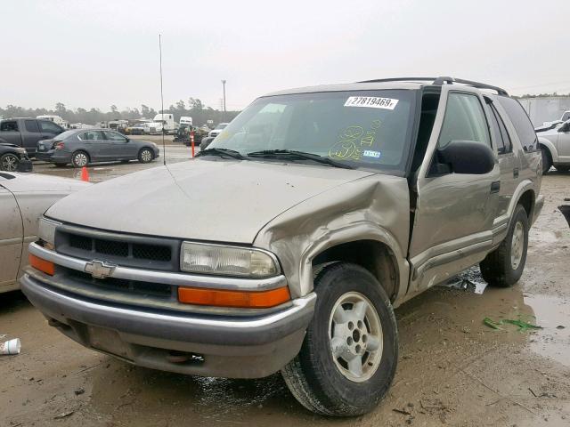 1GNDT13W8Y2210383 - 2000 CHEVROLET BLAZER SILVER photo 2