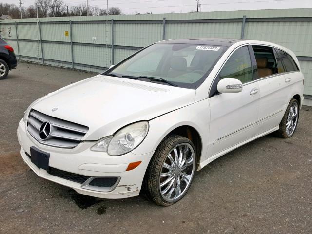 4JGCB65E37A047845 - 2007 MERCEDES-BENZ R 350 WHITE photo 2