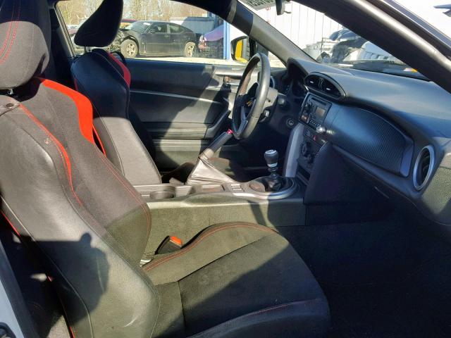 JF1ZNAA13D1724129 - 2013 TOYOTA SCION FR-S WHITE photo 5