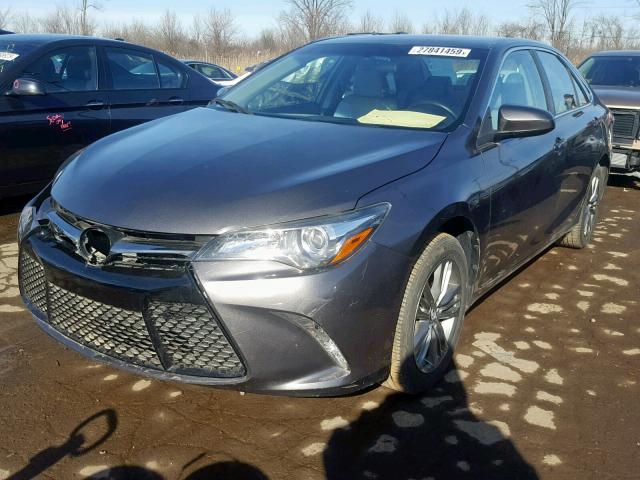 4T1BF1FK8FU057517 - 2015 TOYOTA CAMRY LE ნაცრისფერი ფოტო 2