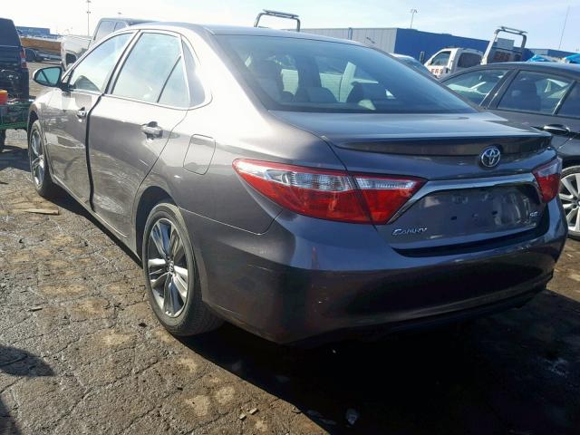 4T1BF1FK8FU057517 - 2015 TOYOTA CAMRY LE ნაცრისფერი ფოტო 3