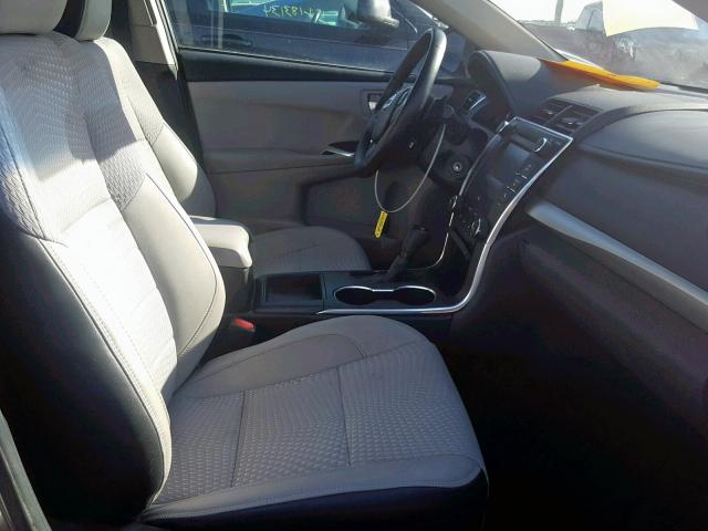 4T1BF1FK8FU057517 - 2015 TOYOTA CAMRY LE ნაცრისფერი ფოტო 5