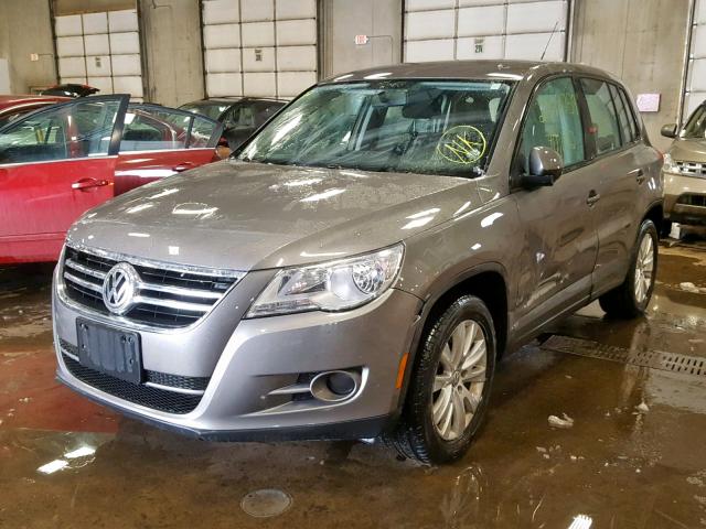 WVGBV7AX2AW523089 - 2010 VOLKSWAGEN TIGUAN SE BROWN photo 2