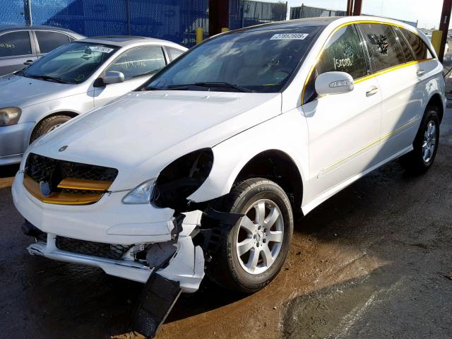 4JGCB65E87A051860 - 2007 MERCEDES-BENZ R 350 WHITE photo 2