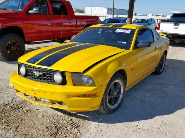 1ZVFT82H265255096 - 2006 FORD MUSTANG GT YELLOW photo 2