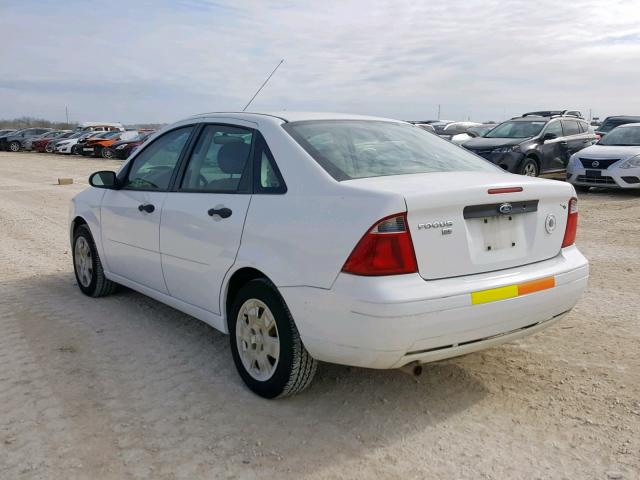 1FAHP34N57W331014 - 2007 FORD FOCUS ZX4 WHITE photo 3